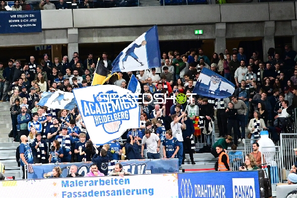 Fans zeigen Unterstützung mit Fahnen