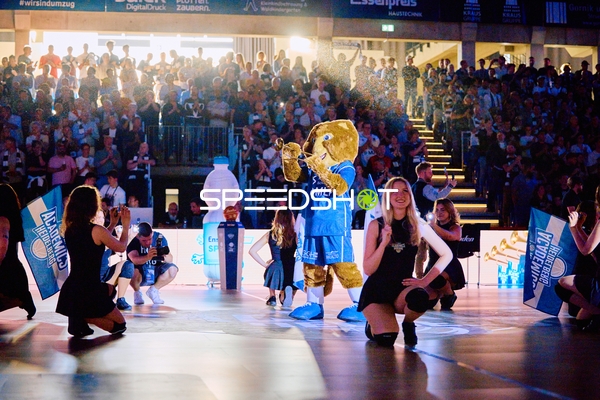 Maskottchen-Auftritt mit Cheerleadern Accy (99;MLP Academics Heidelberg)