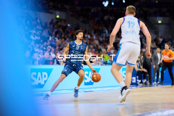 Samuell Williamson (10; MLP Academics Heidelberg) mit Ball gegen Till Pape (19; Frankfurt Skyliners)