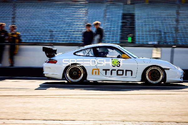 Heinz Bayer fährt auf der Rennstrecke