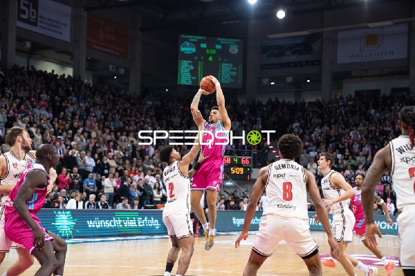 Alijah Comithier (2; Telekom Baskets Bonn) mit Wurf über Ibi Watson (2; BMA Bamberg Baskets)