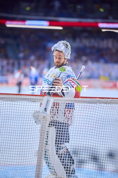 Torwart der Eisbären Berlin erfrischt sich