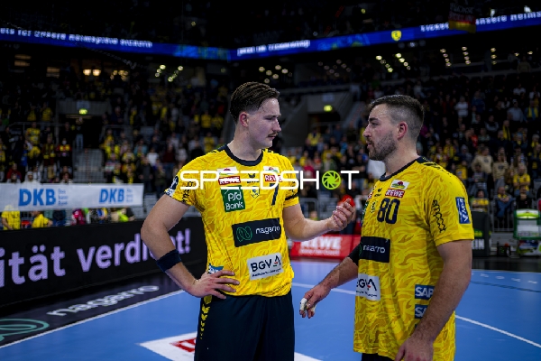 Gespräch zwischen Robert Timmermeister (7; Rhein Neckar Löwen) und Jannik Kohlbacher (80; Rhein Neckar Löwen)