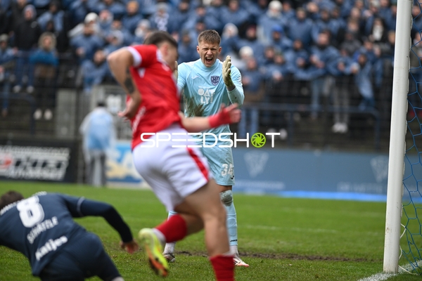 Torwart reagiert im Spiel