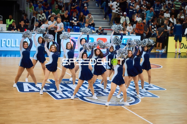 Cheerleader-Performance