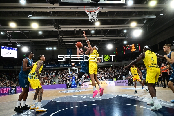 Spielaktion mit Niklas Würzner (2; MLP Academics Heidelberg) und Ryan Mikesell (33; MLP Academics Heidelberg)