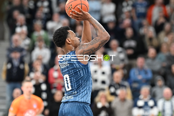 DJ Horne (0; MLP Academics Heidelberg) mit Wurf