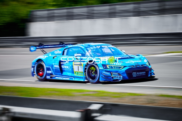 Fahrzeug auf der Rennstrecke