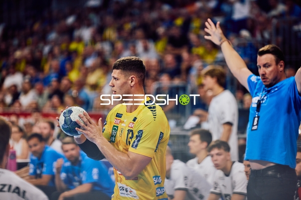 Ein Spieler der Rhein Neckar Löwen bereitet sich auf einen Wurf vor.