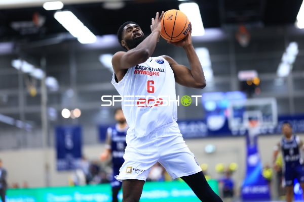KeyShawn Feazell (6; Basketball Nymburg) mit Ball in Wurfbewegung