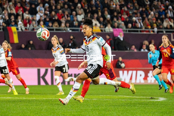 Spieler mit Ball in Aktion