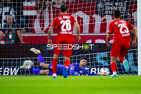 Torwart Nikola Vasilj (22; FC St. Pauli) hält Ball