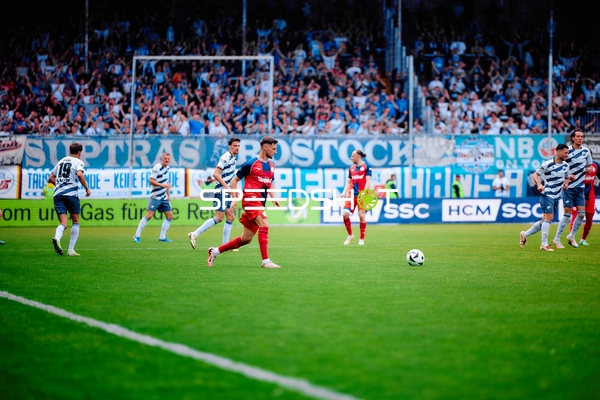 Spielszene mit SV Sandhausen und FC Hansa Rostock