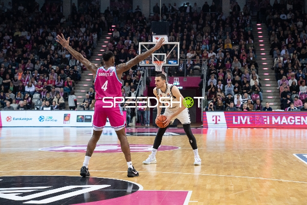 Daniel Keppeler (31; BMA Bamberg Baskets) am Ball