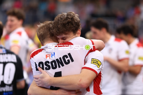 Fülöp LOSONCI (4; Österreich) umarmt Teamkollegen