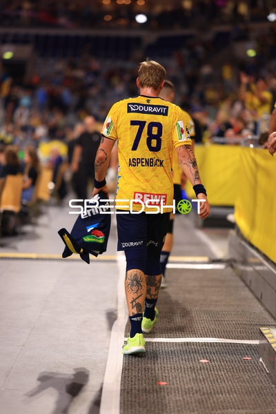 Edwin Aspenbäck (78; Rhein Neckar Löwen) an der Seitenlinie