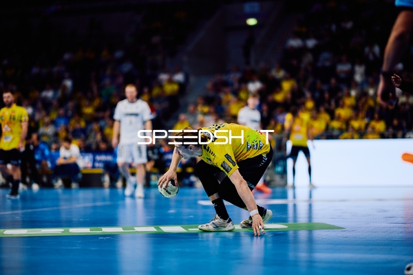 Spieler dribbelt den Ball