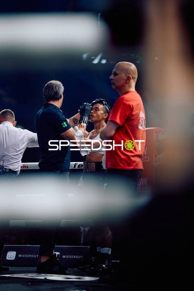 Boxerin in der Ringecke