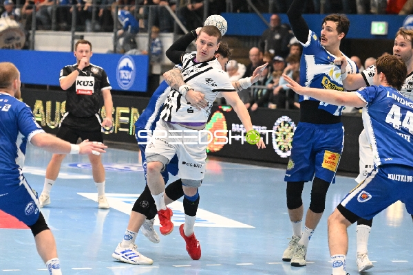 Spielszene: Petter Overby (11; THW Kiel), Elias Ellefsen a Skipagotu (71; THW Kiel) und Philipp Meyer (27; ThSV Eisenach)