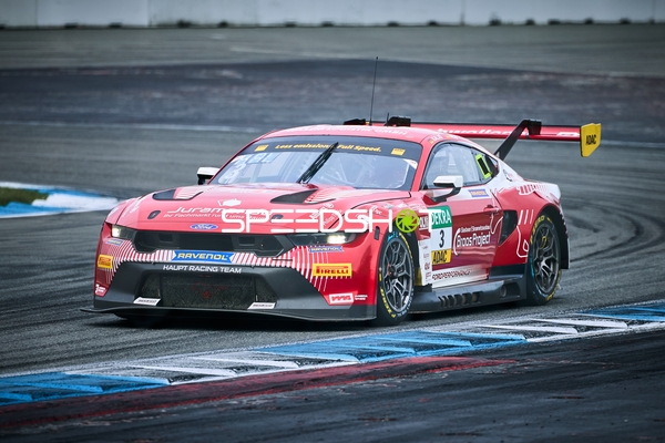 Rennfahrzeug auf der Rennstrecke