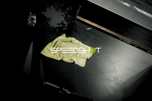 Handtuch und Flasche am Spielfeldrand