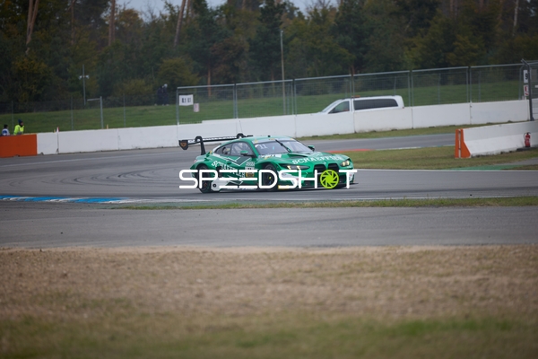 Rennfahrzeug auf der Rennstrecke