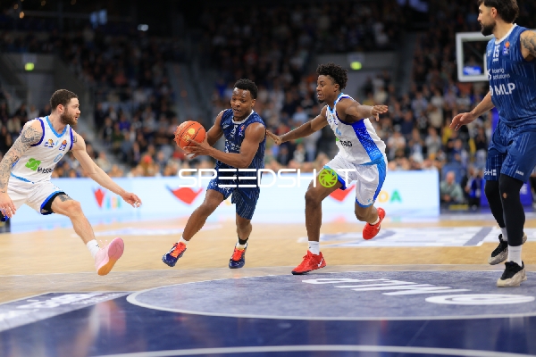 Spielaktion mit DJ Horne (0; MLP Academics Heidelberg), Josia Gentischer (4; MLP Academics Heidelberg) und Logan Johnson (0; Frankfurt Skyliners)