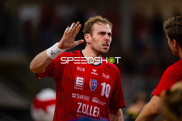 Tom Wolf (10; SG BBM Bietigheim) gibt Anweisungen