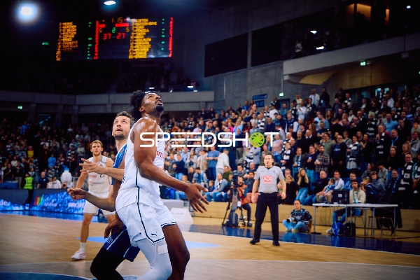 Zwei Spieler kämpfen um Position beim Rebound.