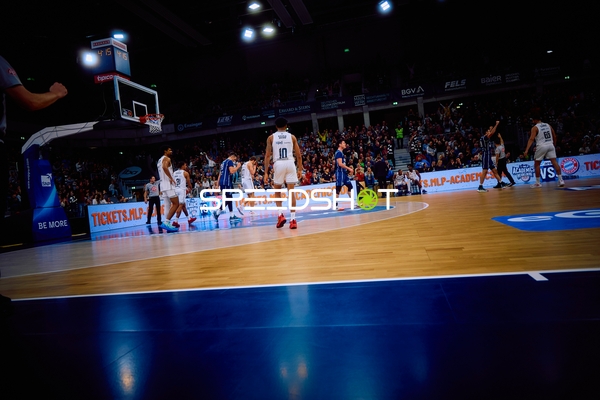 Die Spieler von MLP Academics Heidelberg und Brose Bamberg befinden sich in einer Spielsituation auf dem Basketballfeld.