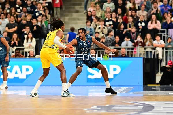 Osun Osunniyi (12; MLP Academics Heidelberg) verteidigt gegen James Woodard (10; EWE Baskets Oldenburg)