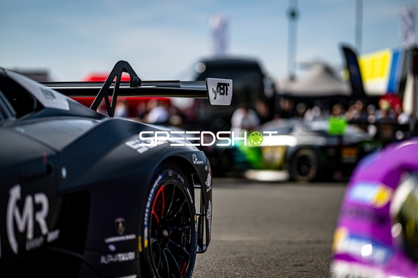 Rennfahrzeuge in der Boxengasse