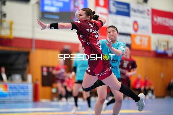 Szene mit Mareike Thomaier (2; HSG Bensheim/Auerbach) und Natsuki Aizawa (23; Thüringer HC)