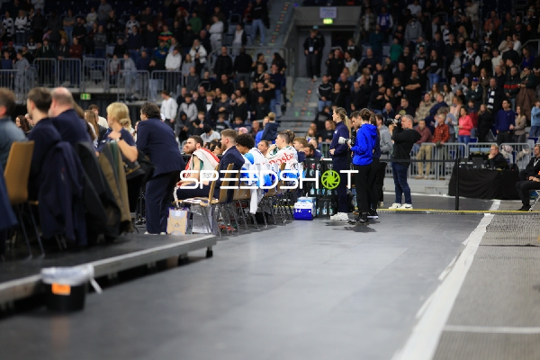 Szene mit Logan Johnson (0; Frankfurt Skyliners) am Spielfeldrand