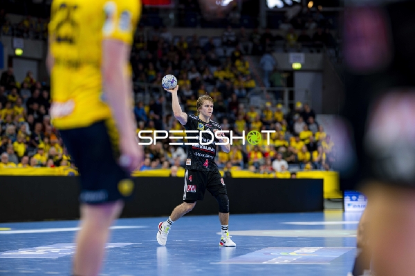 Placeholder (4; HC Erlangen) mit Ball in Aktion