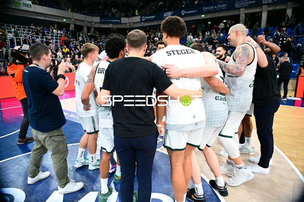 Jubel mit Maik Zirbes (33; Gladiators Trier), Nolan Adekunle (22; Gladiators Trier) und Clayton Thomas Guillozet (4; Gladiators Trier)