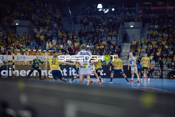 Ein Spieler von SC Magdeburg (Nr. 10) greift an und wird von der Abwehr der Rhein Neckar Löwen, einschließlich Jannik Kohlbacher und Halil Jaganjac, verteidigt.
