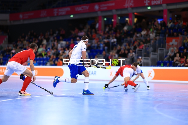 Kampf um Ball bei EuroHockey EM 2026