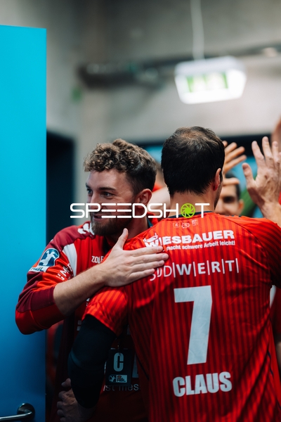 Dominik Claus (7; SG BBM Bietigheim) wird beglückwünscht