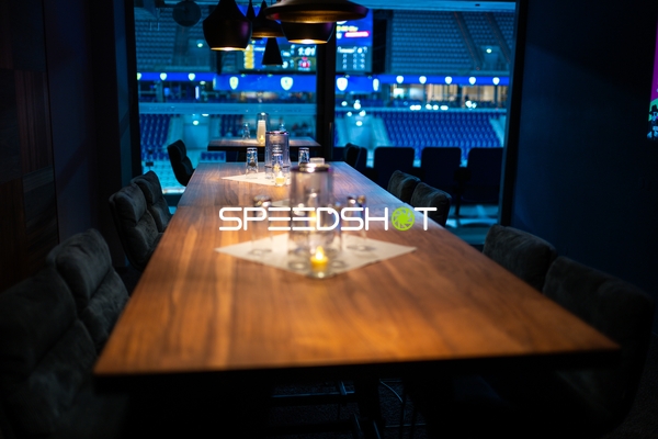 Leerer Tisch mit Gläsern