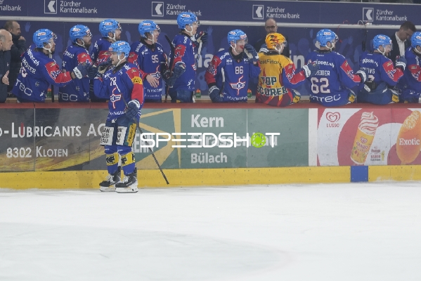 Spieler Keijo Weibel (72; EHC Kloten) vor der Bank