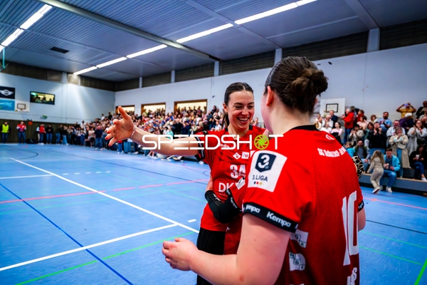 Elena Fabritz (34, SG Schozach-Bottwartal) umarmt Mitspielerin