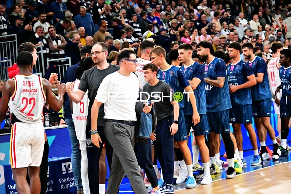 Begrüßung nach dem Spiel