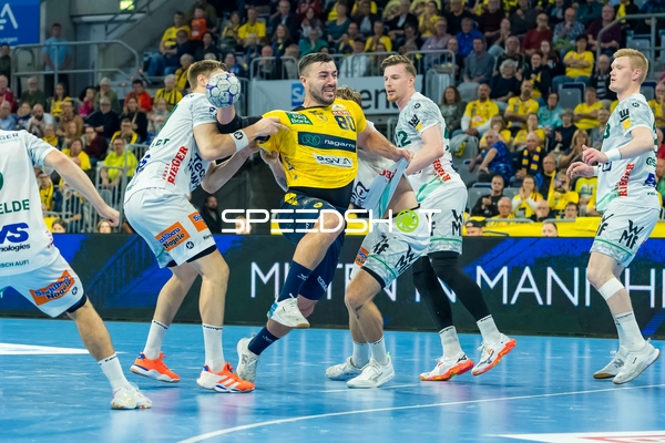 Jannik Kohlbacher (80; Rhein Neckar Löwen) im Zweikampf mit Erik Persson (22; FAG) und Ymir Gislason (33; FAG) Jannik Kohlbacher (80; Rhein Neckar Löwen) kämpft gegen Erik Persson (22; FAG) und Ymir Gislason (33; FAG) um den Ball - Erik Persson, Ymir Gislason, Jannik Kohlbacher