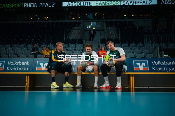 Edwin Aspenbäck (78; Rhein Neckar Löwen) mit Ludvig Hallbäck (20; FAG) und Erik Persson (22; FAG) auf der Bank Edwin Aspenbäck (78; Rhein Neckar Löwen) sitzt mit Ludvig Hallbäck (20; FAG) und Erik Persson (22; FAG) auf der Bank und hält Handbälle - Ludvig Hallbäck, Erik Persson, Edwin Aspenbäck