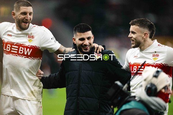 Spieler feiern gemeinsam