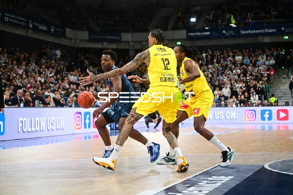 Spielaktion mit DJ Horne (0; MLP Academics Heidelberg) und Michale Kyser (12; EWE Baskets Oldenburg)