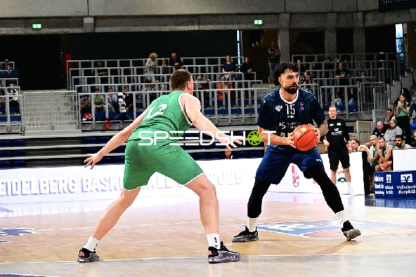 Duell zwischen Marcel Keßen (15; MLP) und Marten Linßen (12; Gladiators Trier)