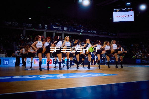 Cheerleader-Performance auf dem Spielfeld