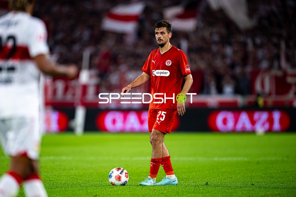 Adam Dzwigala (25; FC St. Pauli) mit Ball